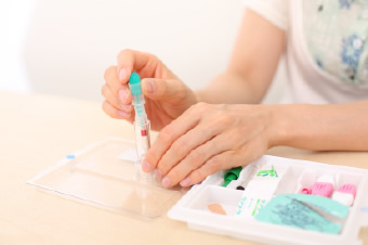 数滴の血液を採取し、ボトルに入れます。