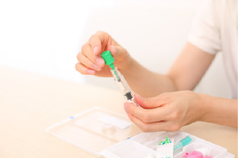 血液をろ過して、蓋を密閉します。あとは、検査後のゴミも一緒に封筒に入れて送るだけです。がん用、生活習慣病用で、２度の検査を行います