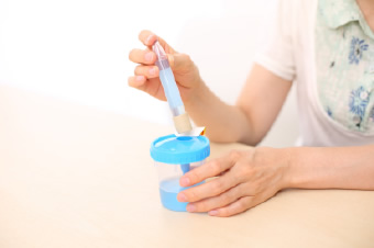 真空採尿菅を刺して尿を吸い上げます。